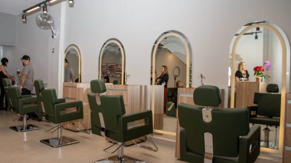 Cadeiras de atendimento e espelhos em arco no interior do salão Seu Espaço em São Caetano do Sul