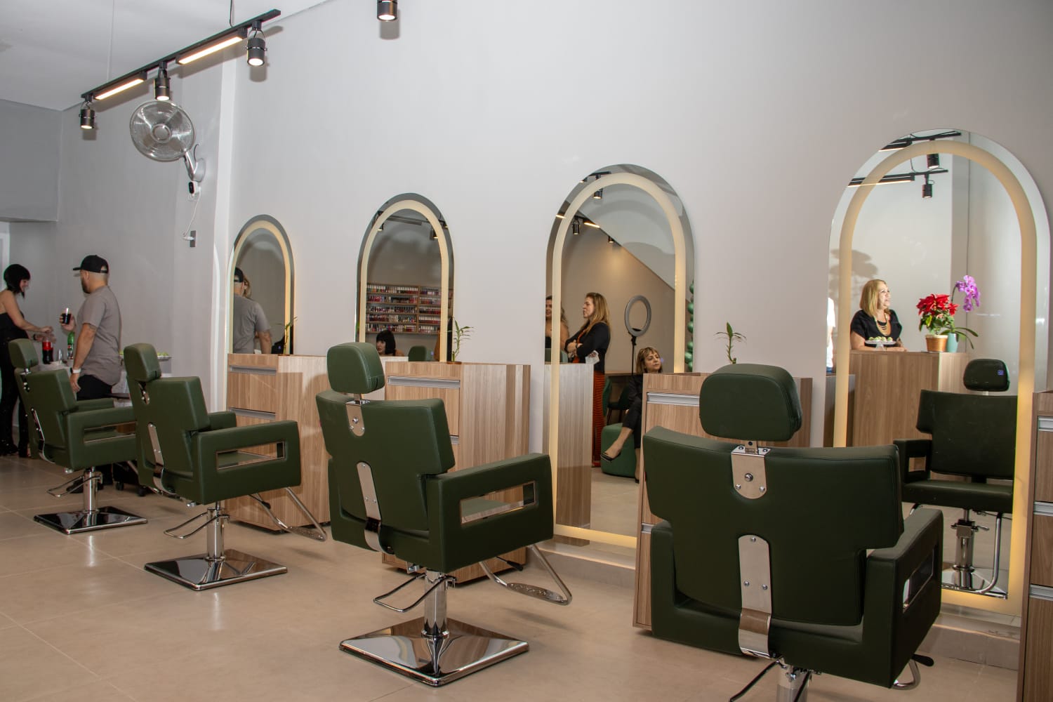 Cadeiras de atendimento e espelhos em arco no interior do salão Seu Espaço em São Caetano do Sul