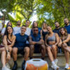 Zé Roberto com grupo de participantes do Movimento 11 no Parque Ibirapuera, vestindo kit do evento e caixa de som JBL à frente.