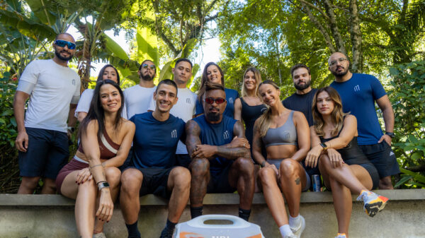 Zé Roberto com grupo de participantes do Movimento 11 no Parque Ibirapuera, vestindo kit do evento e caixa de som JBL à frente.