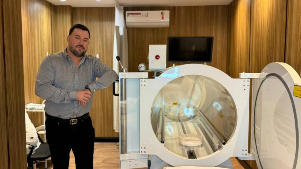 Câmara hiperbárica do ARC Hospital Premium utilizada na recuperação pós-operatória de cirurgias plásticas em São Paulo