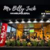 Hamburgueria Mr Billy Jack em Campinas com fachada iluminada e clientes na reinauguração no Campo Grande.