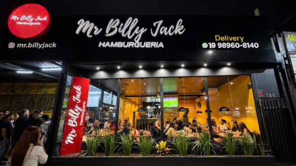 Hamburgueria Mr Billy Jack em Campinas com fachada iluminada e clientes na reinauguração no Campo Grande.