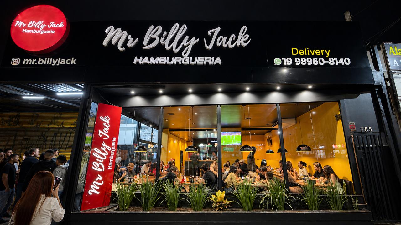 Hamburgueria Mr Billy Jack em Campinas com fachada iluminada e clientes na reinauguração no Campo Grande.