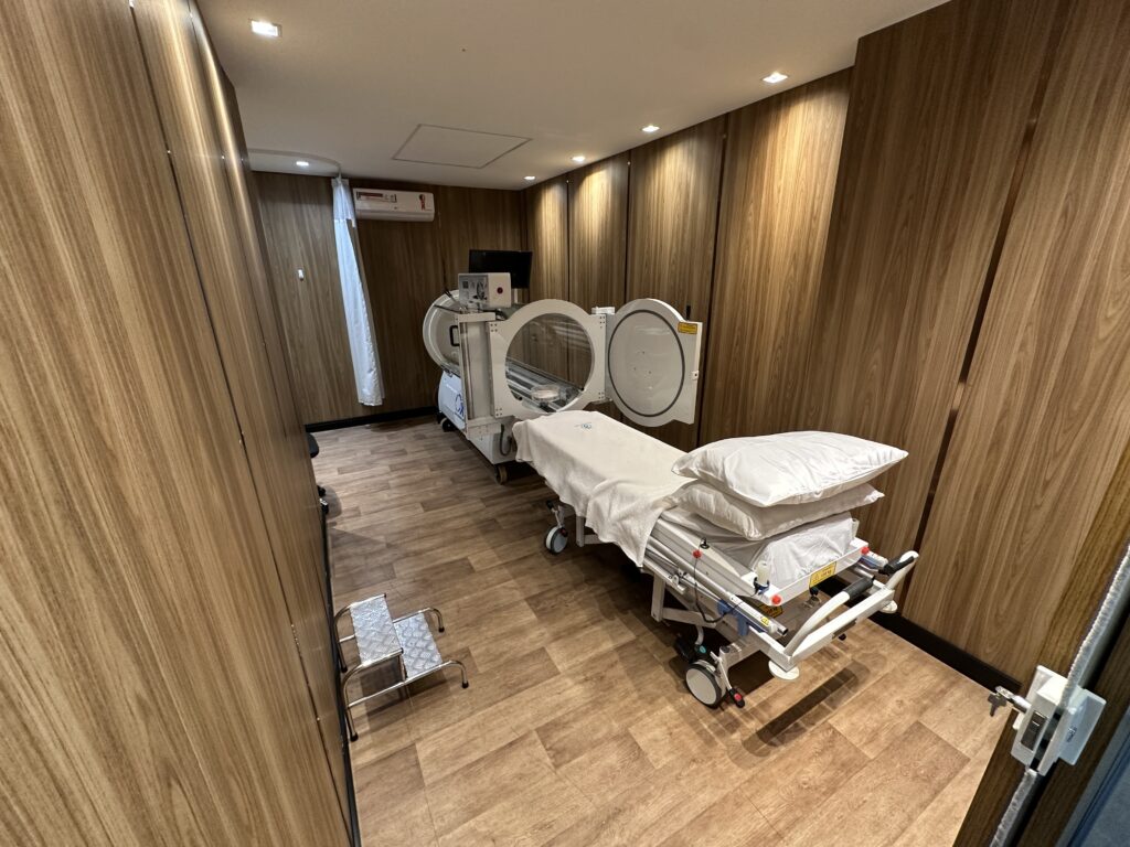Sala da câmara hiperbárica do ARC Hospital Premium em São Paulo, com maca preparada para atendimento pós-operatório