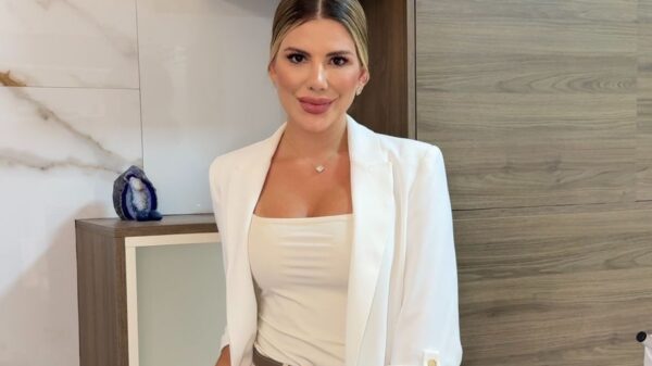 Dra. Nathália Pires vestindo look claro e elegante, em ambiente clínico com decoração sofisticada e moderna