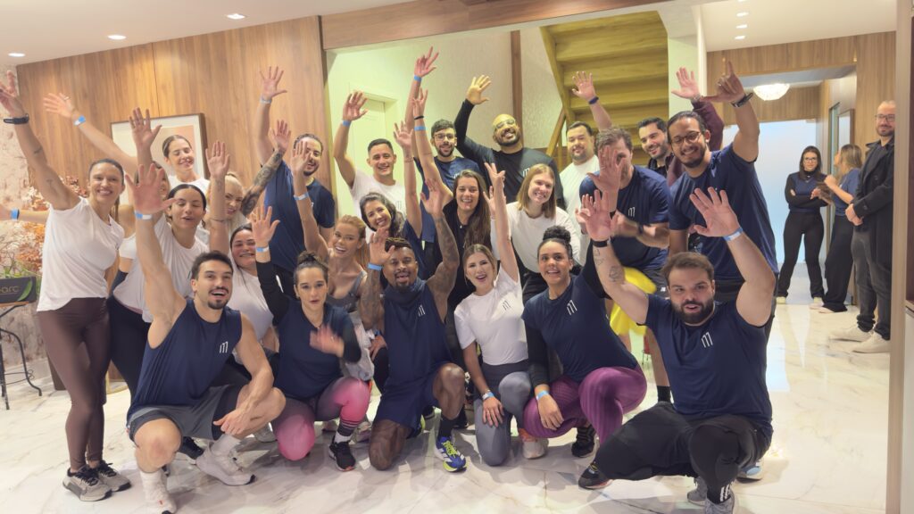 Grupo de participantes do Movimento Onze comemorando com braços levantados no ARC Hospital Premium em São Paulo