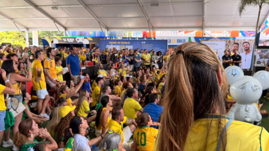 Torcida brasileira acompanha transmissão dos jogos da Copa na Casa Rede Ronaldo em Miami