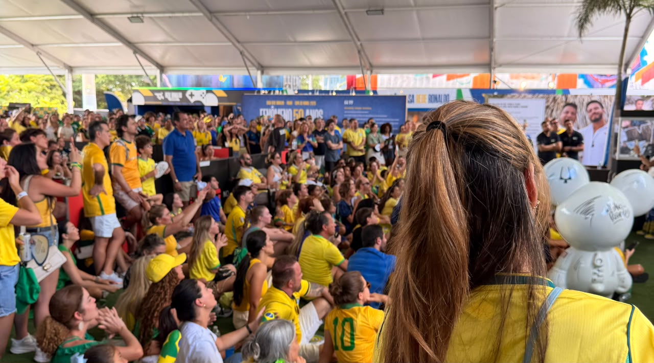Torcida brasileira acompanha transmissão dos jogos da Copa na Casa Rede Ronaldo em Miami